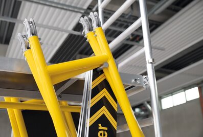 The lightweight components of the FlexxTower are suspended on extendible platform brackets and simply carried from level to level.  | © MUNK GmbH
