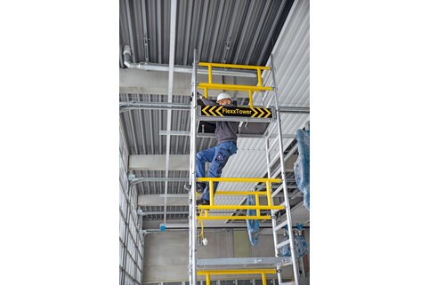 Der neue FlexxTower kann von nur einer Person schnell, einfach und werkzeuglos auf- und abgebaut werden. Die Montage ist mittels 3-T-Methode vorgegeben, sodass sich der Anwender immer im absturzgesicherten Bereich befindet.  | © MUNK GmbH