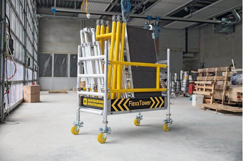 Aus wenigen Einzelteilen des FlexxTowers kann werkzeuglos ein Transportwagen gebaut werden. So lässt sich das Ein-Personen-Gerüst auch in vielen Nutzfahrzeugen transportieren.  | © MUNK GmbH