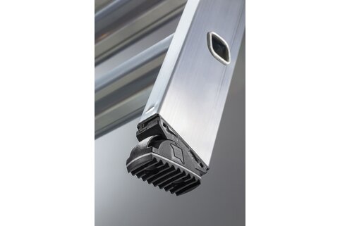 Avec des innovations telles que le patin nivello®, la société Günzburger Steigtechnik continue de susciter l’enthousiasme dans l’univers des spécialistes. La nouvelle génération de nivello® marque des points avec sa technique d’inclinaison à 2 axes brevetée dans l’articulation qui optimise l’appui au sol de l'échelle sur toute sa surface.  | © MUNK GmbH