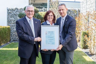 Günzburger Steigtechnik has been awarded 1st place for the sixth time in the PVH vote. The two Managing Directors Ferdinand and Ruth Munk and Sales Director Roland Wilcke (from left) are thrilled about the “Partner to the specialist trade” award.  | © MUNK GmbH