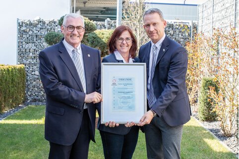 Pour la sixième fois déjà, Günzburger Steigtechnik obtient la première place du choix PVH. Les deux directeurs Ferdinand et Ruth Munk ainsi que le directeur des ventes Roland Wilcke (de gauche à droite) se réjouissent de la récompense en tant que « Partenaire du commerce spécialisé »..  | © MUNK GmbH