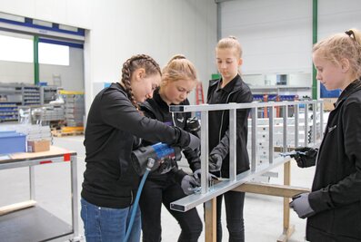 Practical days showcased the training opportunities at Günzburger Steigtechnik: vocational interns can find out information from the access technology experts.  | © MUNK GmbH