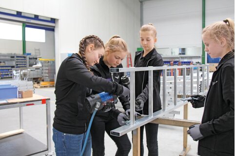 Les journées de pratique renforcent les possibilités de formation chez Günzburger Steigtechnik : Les stagiaires s’informent chez le spécialiste des techniques d’accès.  | © MUNK GmbH