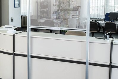 Les parois de séparation de Günzburger Steigtechnik s’installent en un tour de main sur les guichets de vente et de conseil, réfectoires ou encore les postes de travail et protègent ainsi contre les infections par gouttelettes, et ce sans entraver les procédures.  | © MUNK GmbH