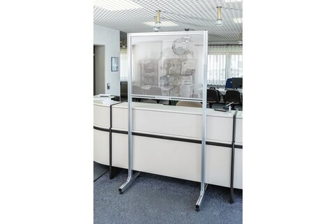 Les parois de séparation de Günzburger Steigtechnik s’installent en un tour de main sur les guichets de vente et de conseil, réfectoires ou encore les postes de travail et protègent ainsi contre les infections par gouttelettes, et ce sans entraver les procédures.  | © MUNK GmbH