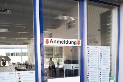 Les parois de séparation de Günzburger Steigtechnik s’installent en un tour de main sur les guichets de vente et de conseil, réfectoires ou encore les postes de travail et protègent ainsi contre les infections par gouttelettes, et ce sans entraver les procédures.  | © MUNK GmbH