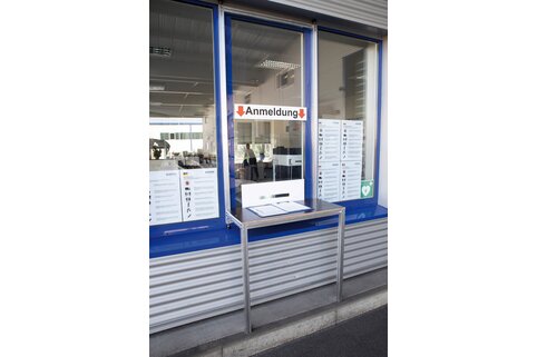 Les parois de séparation de Günzburger Steigtechnik s’installent en un tour de main sur les guichets de vente et de conseil, réfectoires ou encore les postes de travail et protègent ainsi contre les infections par gouttelettes, et ce sans entraver les procédures.  | © MUNK GmbH