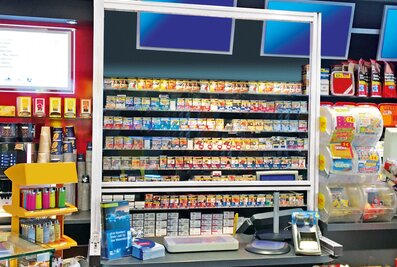 Les parois de séparation de Günzburger Steigtechnik s’installent en un tour de main sur les guichets de vente et de conseil, réfectoires ou encore les postes de travail et protègent ainsi contre les infections par gouttelettes, et ce sans entraver les procédures.  | © MUNK GmbH