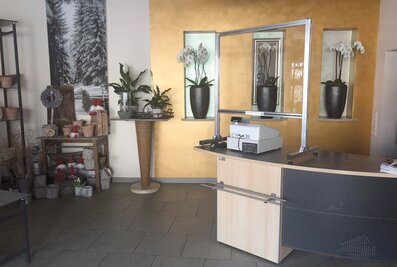 Les parois de séparation de Günzburger Steigtechnik s’installent en un tour de main sur les guichets de vente et de conseil, réfectoires ou encore les postes de travail et protègent ainsi contre les infections par gouttelettes, et ce sans entraver les procédures.  | © MUNK GmbH