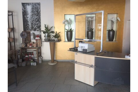 Les parois de séparation de Günzburger Steigtechnik s’installent en un tour de main sur les guichets de vente et de conseil, réfectoires ou encore les postes de travail et protègent ainsi contre les infections par gouttelettes, et ce sans entraver les procédures.  | © MUNK GmbH