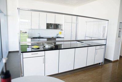 Les parois de séparation de Günzburger Steigtechnik s’installent en un tour de main sur les guichets de vente et de conseil, réfectoires ou encore les postes de travail et protègent ainsi contre les infections par gouttelettes, et ce sans entraver les procédures.  | © MUNK GmbH