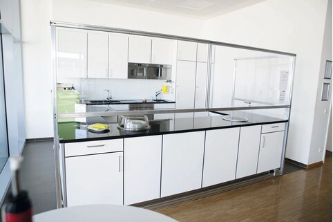 Les parois de séparation de Günzburger Steigtechnik s’installent en un tour de main sur les guichets de vente et de conseil, réfectoires ou encore les postes de travail et protègent ainsi contre les infections par gouttelettes, et ce sans entraver les procédures.  | © MUNK GmbH