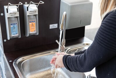 Les nouvelles stations de lavage de Günzburger Steigtechnik sont équipées d’un lavabo intégré, de distributeurs universels de savon, de désinfectant et de serviettes, de poubelles et de boîtes de rangement.  | © MUNK GmbH