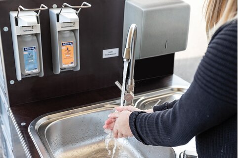 Les nouvelles stations de lavage de Günzburger Steigtechnik sont équipées d’un lavabo intégré, de distributeurs universels de savon, de désinfectant et de serviettes, de poubelles et de boîtes de rangement.  | © MUNK GmbH