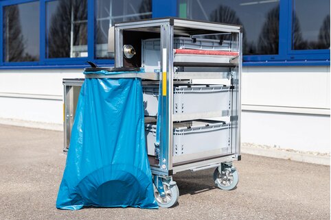 Les nouvelles stations de lavage de Günzburger Steigtechnik sont équipées d’un lavabo intégré, de distributeurs universels de savon, de désinfectant et de serviettes, de poubelles et de boîtes de rangement. | © MUNK GmbH
