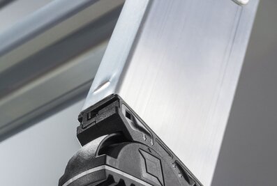 The new generation of Günzburger Steigtechnik's nivello® ladder shoe offers added safety at work and flexibility, impressing with its patented 2-axis inclination technology in the integrated joint and the new replaceable foot plate concept.  | © MUNK GmbH