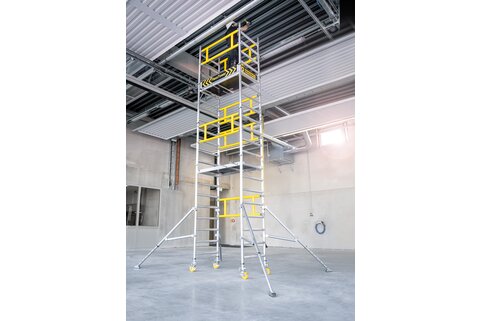 Le nouvel échafaudage pour une personne FlexxTower de Günzburger Steigtechnik peut être monté par une seule personne sans outils de manière rapide et simple. L’utilisateur peut ainsi atteindre des hauteurs de travail allant jusqu’à 6,10 m.  | © MUNK GmbH