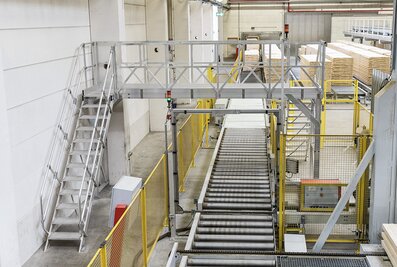 The bridging steps from Günzburger Steigtechnik can be individually adapted to the particular requirements. At the same time, they increase the efficiency of production and transport systems as well as ensuring maximum occupational safety.  | © MUNK GmbH