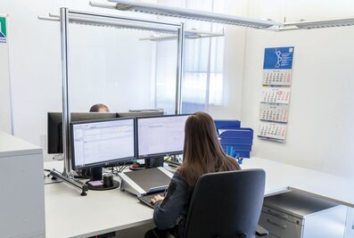 Günzburger Steigtechnik partitions create distance from people, reducing the risk of inspection from sneezing, coughing and saliva droplets.  | © MUNK GmbH