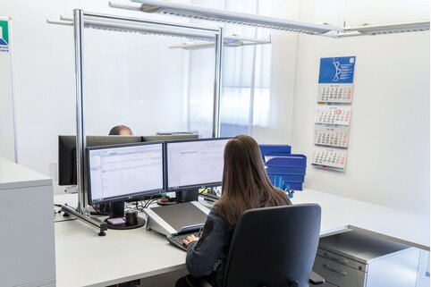 Les parois de séparation de Günzburger Steigtechnik génèrent une distance entre les collaborateurs et réduisent ainsi le risque d’infection par éternuement, toux et gouttelettes de salive.  | © MUNK GmbH