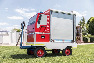 The type 2 mobile container for youth fire brigades shines with its air suspension and a folding drawbar for ergonomic operation. Its compartments can be closed with a roller shutter.  | © MUNK GmbH