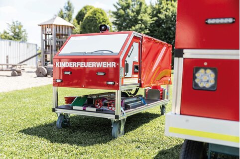 Les deux conteneurs roulants de Günzburger Steigtechnik disposent de deux compartiments pour l’équipement. Le type 1 peut être fermé avec des bâches et des boutons pression.   | © MUNK GmbH