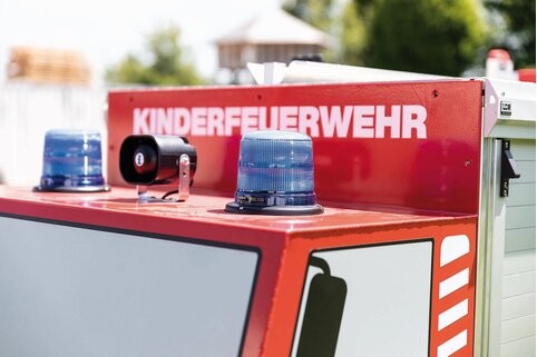 Les nouveaux conteneurs roulants de Günzburger Steigtechnik sont équipés d’une lumière bleue et d’un klaxon qui permettent une véritable expérience opérationnelle.  | © MUNK GmbH