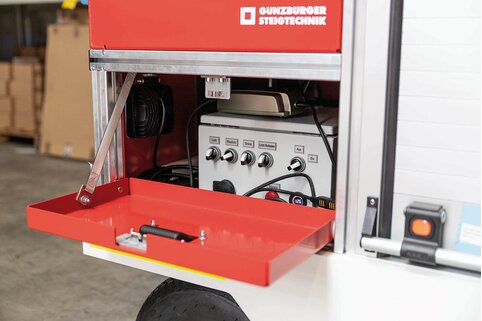 Les conteneurs roulants pour jeunes sapeurs-pompiers de Günzburger Steigtechnik disposent également d’un panneau de commande de la pompe qui permet une véritable expérience opérationnelle.  | © MUNK GmbH