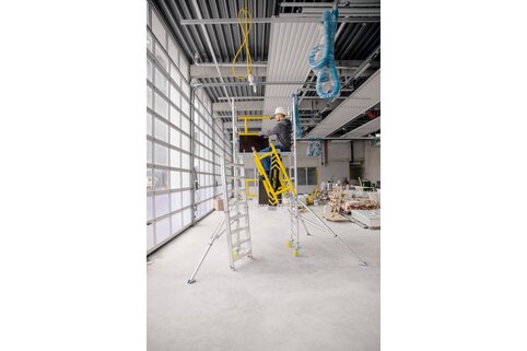 Le nouveau FlexTower peut être monté et démonté rapidement, facilement et sans outils par une seule personne. Le montage est prescrit avec la méthode 3-T, de sorte que l’utilisateur puisse toujours être protégé contre la chute de hauteur.  | © MUNK GmbH