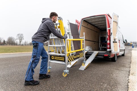 Peu de composants du FlexxTower suffisent à construire sans outils un chariot de transport. L’échafaudage pour une personne peut donc être également transporté dans de nombreux utilitaires.  | © MUNK GmbH