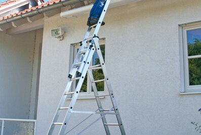 Les échelles polyvalentes de Günzburger Steigtechnik sont particulièrement adaptées pour les travaux chez soi ou dans son jardin. Les patins nivello® permettent d’optimiser l’appui au sol de l'échelle sur toute sa surface.  | © MUNK GmbH