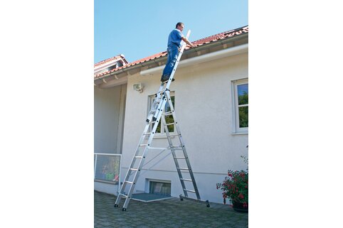 Les échelles polyvalentes de Günzburger Steigtechnik sont particulièrement adaptées pour les travaux chez soi ou dans son jardin. Les patins nivello® permettent d’optimiser l’appui au sol de l'échelle sur toute sa surface.  | © MUNK GmbH