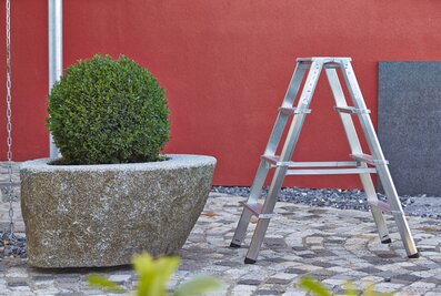 A fière allure dans le domicile ou le jardin : échelle double à marches ML Günzburger Steigtechnik.   | © MUNK GmbH