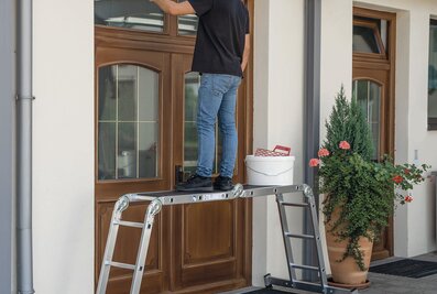 Les échelles à usage multiple de Günzburger Steigtechnik conviennent pour de nombreux travaux à réaliser dans la maison ou le jardin. Elles peuvent être personnalisées en fonction des besoins de chacun. Personnalisables en fonction des besoins  | © MUNK GmbH