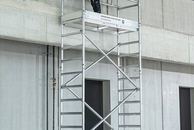 L’échafaudage roulant standard de Günzburger Steigtechnik se distingue tout particulièrement par son poids réduit. L’utilisateur peut ainsi atteindre des hauteurs de travail allant jusqu’à 7,20 mètres.  | © MUNK GmbH