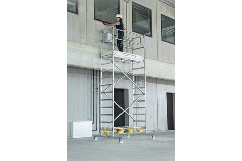 L’échafaudage roulant standard de Günzburger Steigtechnik se distingue tout particulièrement par son poids réduit. L’utilisateur peut ainsi atteindre des hauteurs de travail allant jusqu’à 7,20 mètres.  | © MUNK GmbH