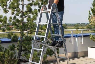 Les échelles à usage multiple de Günzburger Steigtechnik conviennent pour de nombreux travaux à réaliser dans la maison ou le jardin. Elles peuvent être personnalisées en fonction des besoins de chacun. Personnalisables en fonction des besoins  | © MUNK GmbH