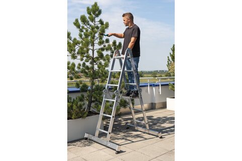Les échelles à usage multiple de Günzburger Steigtechnik conviennent pour de nombreux travaux à réaliser dans la maison ou le jardin. Elles peuvent être personnalisées en fonction des besoins de chacun. Personnalisables en fonction des besoins  | © MUNK GmbH