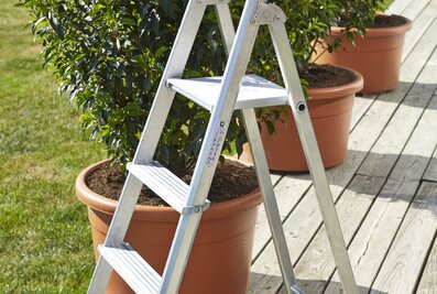 A fière allure dans le domicile ou le jardin : échelle double à marches ML Günzburger Steigtechnik.   | © MUNK GmbH