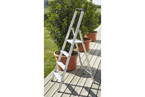 A fière allure dans le domicile ou le jardin : échelle double à marches ML Günzburger Steigtechnik.   | © MUNK GmbH