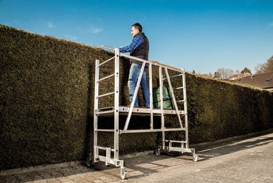 L'échafaudage compact ML de Günzburger Steigtechnik garantit la sécurité pour les travaux réalisés dans la maison, la cour et le jardin.  | © MUNK GmbH