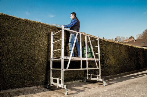 L'échafaudage compact ML de Günzburger Steigtechnik garantit la sécurité pour les travaux réalisés dans la maison, la cour et le jardin.  | © MUNK GmbH