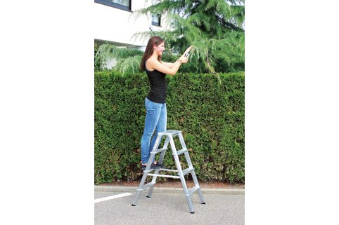 A fière allure dans le domicile ou le jardin : échelle double à marches ML Günzburger Steigtechnik.   | © MUNK GmbH