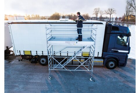 Sécurité sur la route : les chauffeurs peuvent facilement retirer la neige et la glace de leurs camions avec les installations de dégivrage de Günzburger Steigtechnik.  | © MUNK GmbH