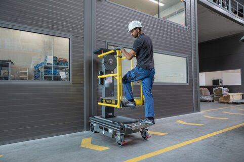 Les nouvelles petites plates-formes de travail élévatrices de Günzburger Steigtechnik se commandent sans électricité et sont faciles à déplacer sur tous les lieux d'intervention.  | © MUNK GmbH