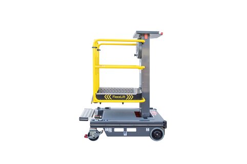 Les nouvelles petites plates-formes de travail élévatrices sont disponibles en deux variantes : avec le FlexxLift 2.2, l’utilisateur peut travailler à une hauteur atteignant jusqu’à 4,2 mètres. Ce modèle offre également un espace de travail légèrement plus grand et est équipé de roulettes verrouillables supplémentaires.  | © MUNK GmbH