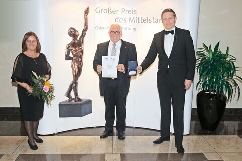 Médaille d’honneur au Grand prix des PME : Ferdinand et Ruth Munk, PDG de Günzburger Steigtechnik GmbH, obtiennent ce prix spécial des mains de Christian Wewezow (à droite), président du conseil d'administration de la fondation Oskar Patzelt. | © MUNK GmbH