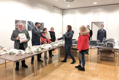 The end-of-year party "to go" for at home was personally presented to the entire Günzburger Steigtechnik team by the management.  | © MUNK GmbH