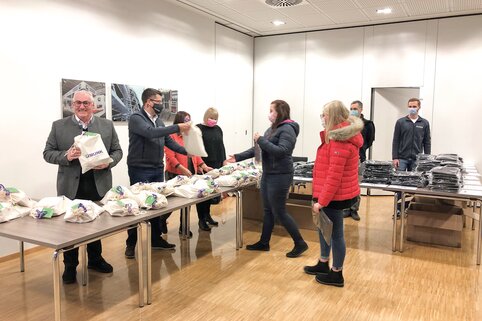 La fête de fin d'année "à emporter" chez soi a été remise personnellement à toute l'équipe de Günzburger Steigtechnik par la direction.  | © MUNK GmbH